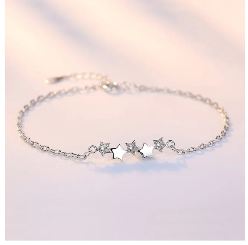 Vista completa de la pulsera, delante las 5 estrellas