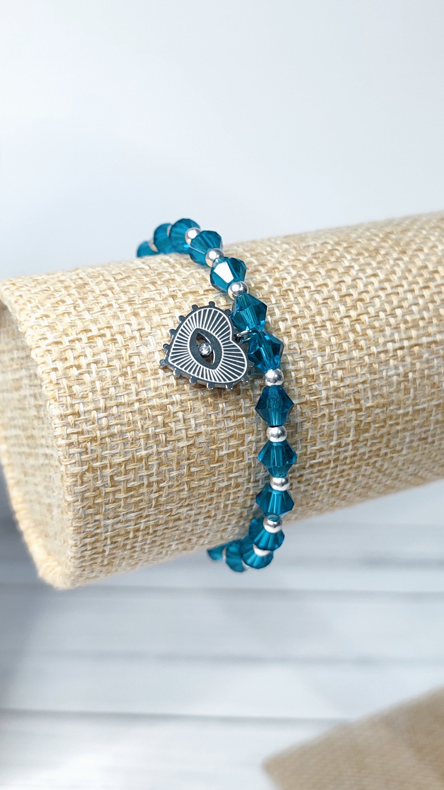 Vista frontal de la pulsera con corazón en detalle