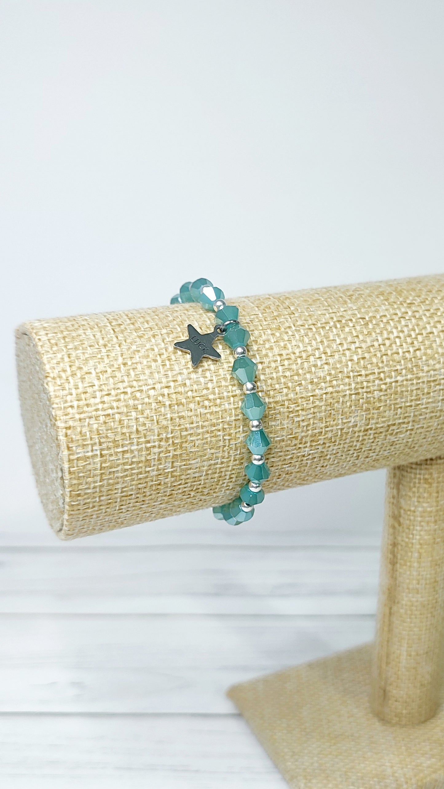 Vista frontal de la pulsera con la estrella en detalle