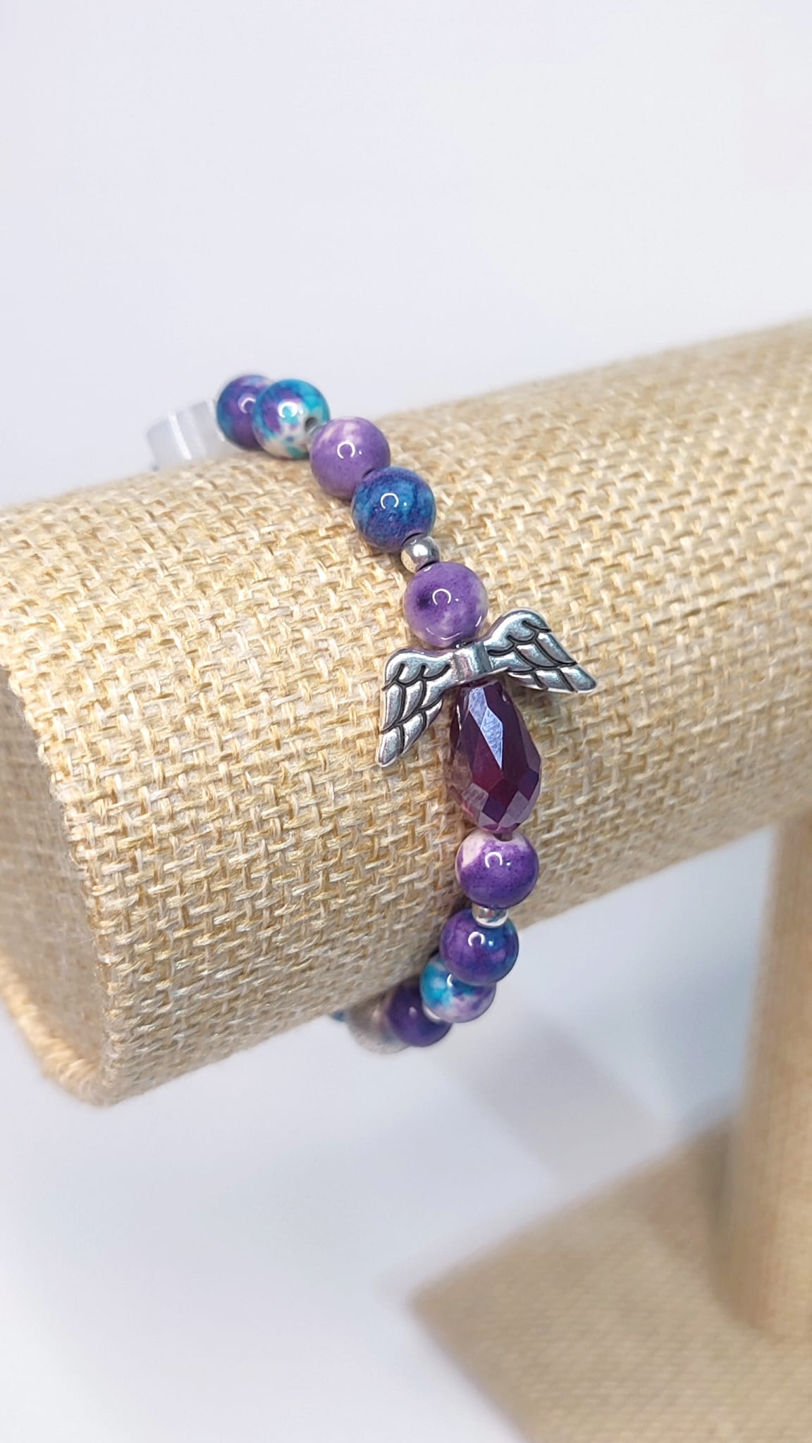 Vista frontal Pulsera tonos púrpura, morado, violeta ángel alas metálicas