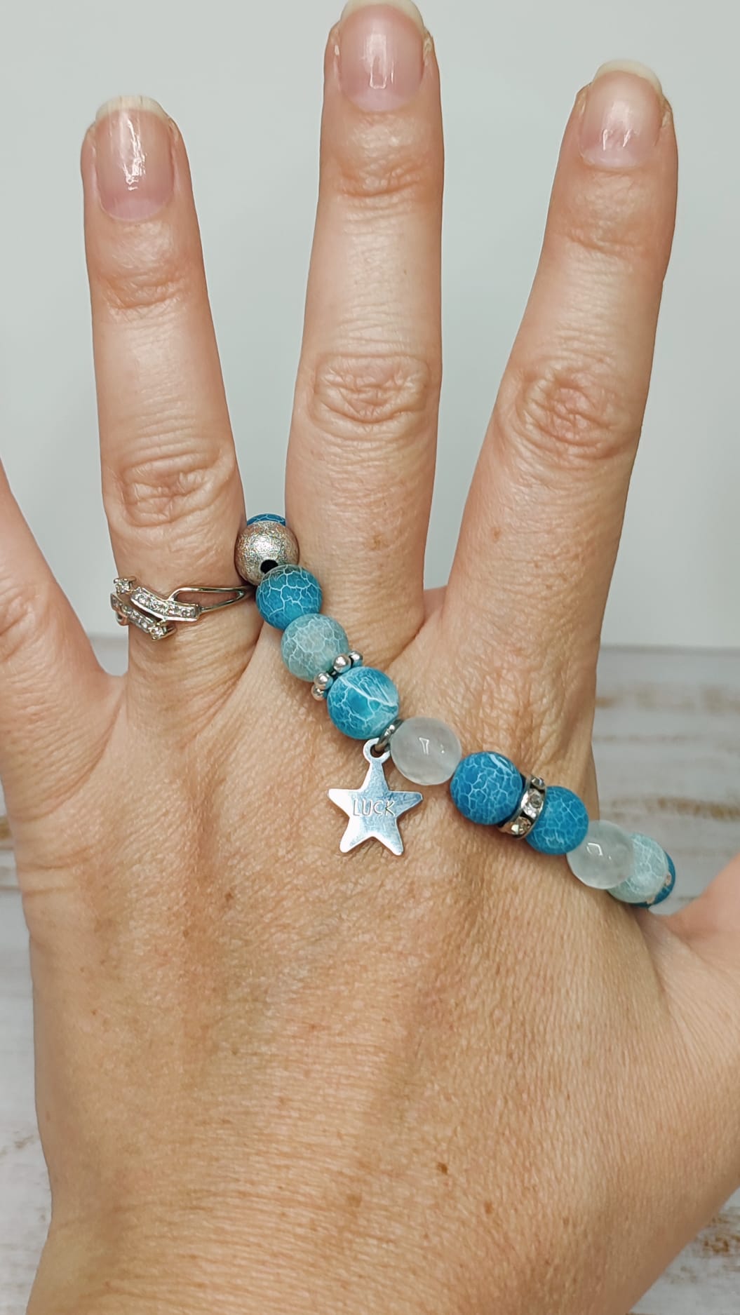 Vista de la pulsera en la mano