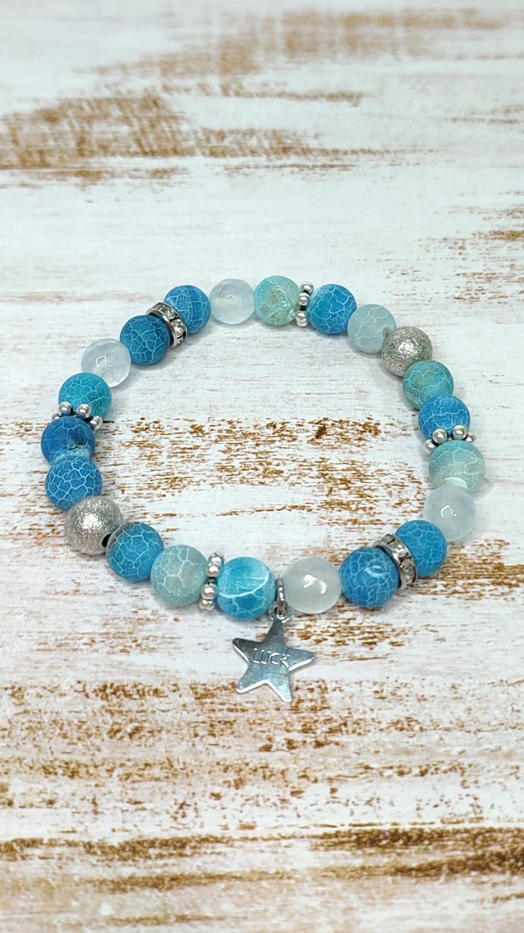 Vista completa de la pulsera, se ve en detalle estrella con la palabra Luck