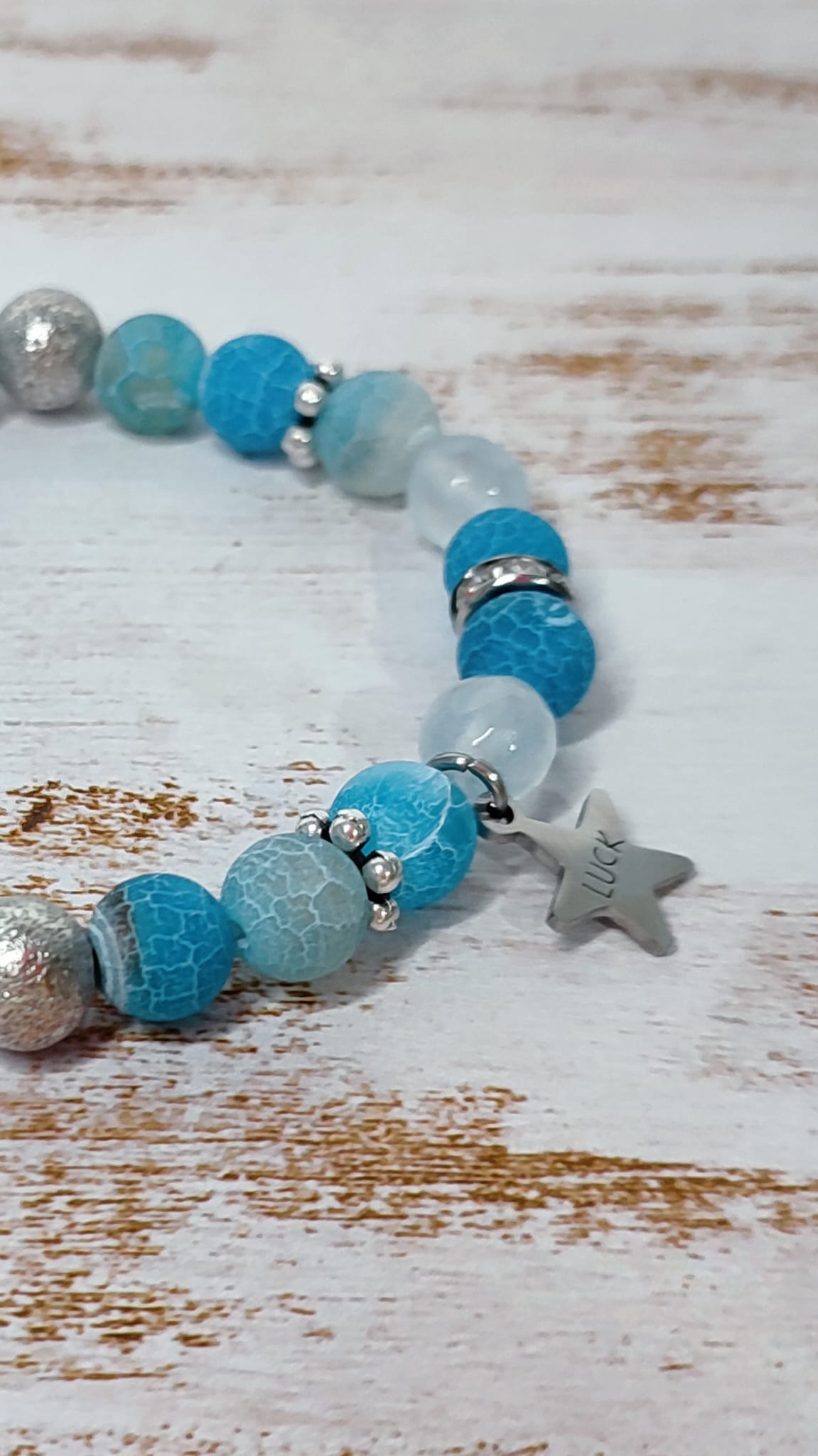Detalle del colgante estrella y distintos tipos de bolas