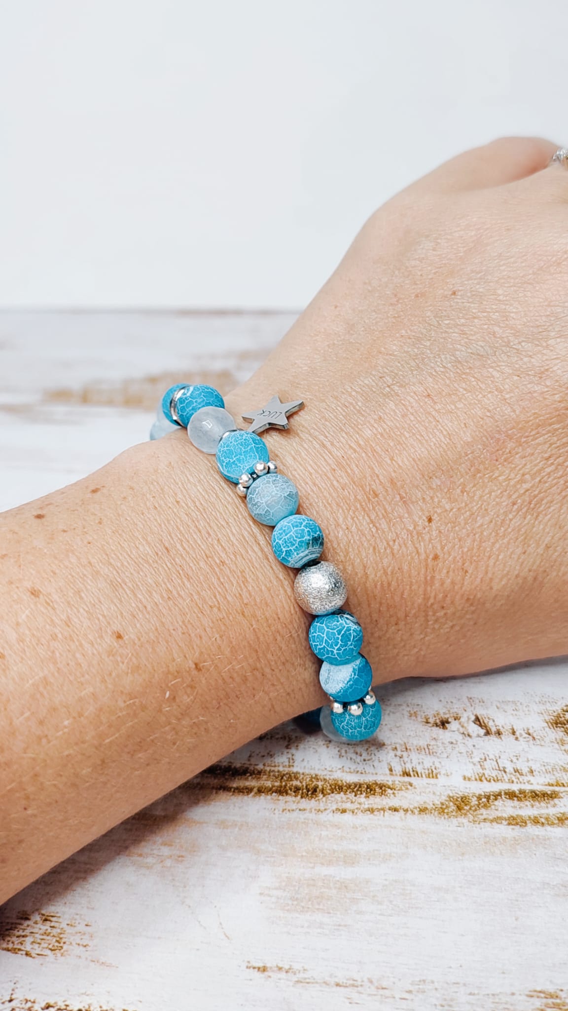Viat de la pulsera en la muñeca por la parte de la estrella
