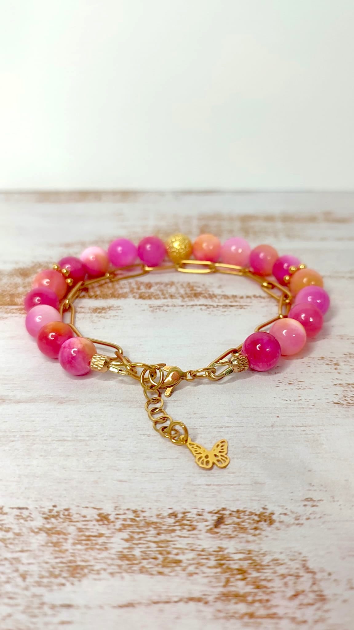 Vista posterior de la pulsera, se aprecia su extension para ajustar acabado en detalle con mariposa dorada