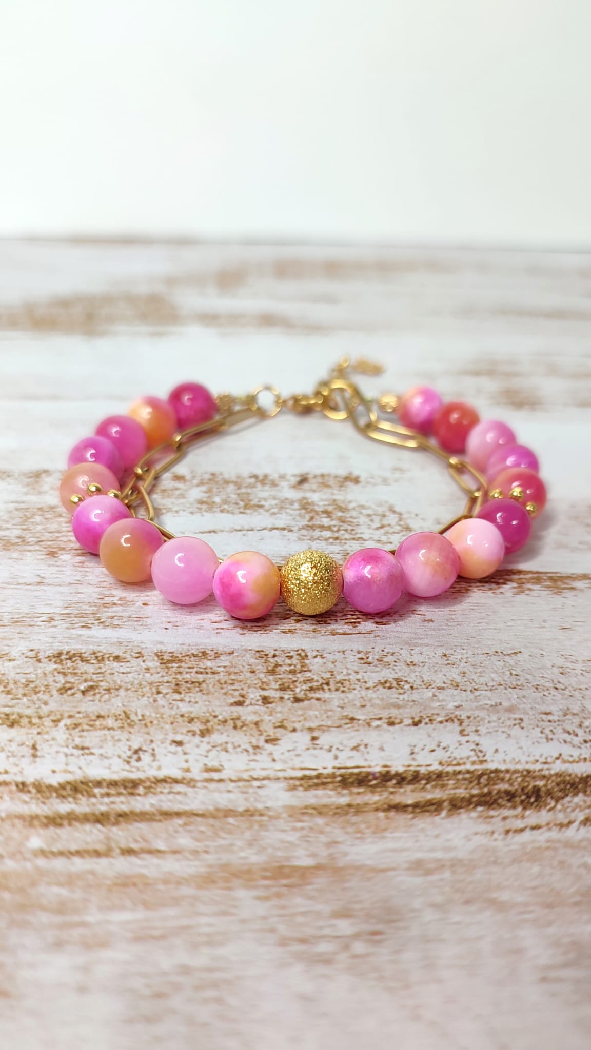 Vista completa de la pulsera se aprecian el color de sus bolas y la pusera de eslabones dorados que lleva en su interior