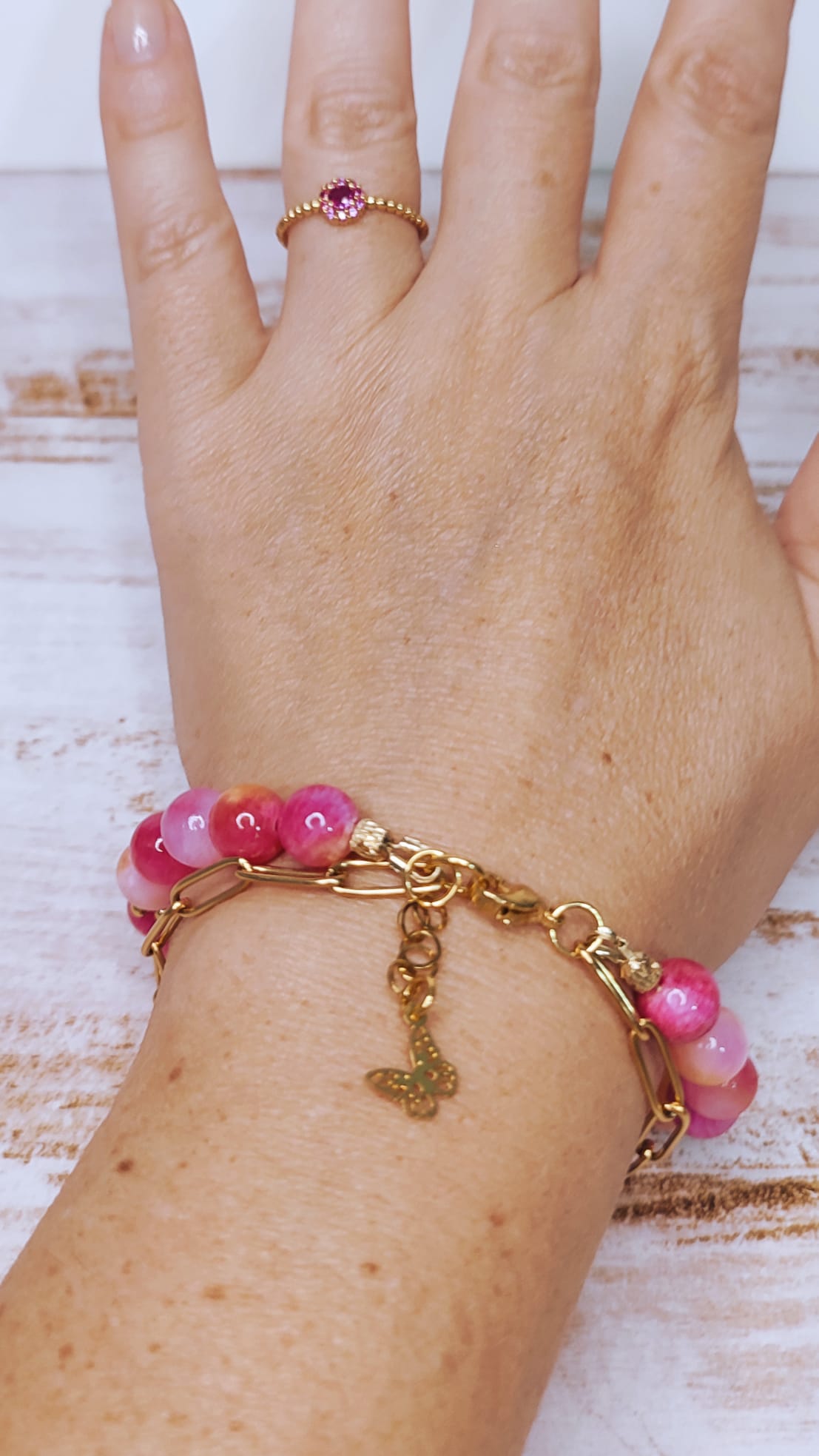 Vista posterior de la pulsera en la mulñeca, se aprecia la unión de las dos pulseras en un solo cierre