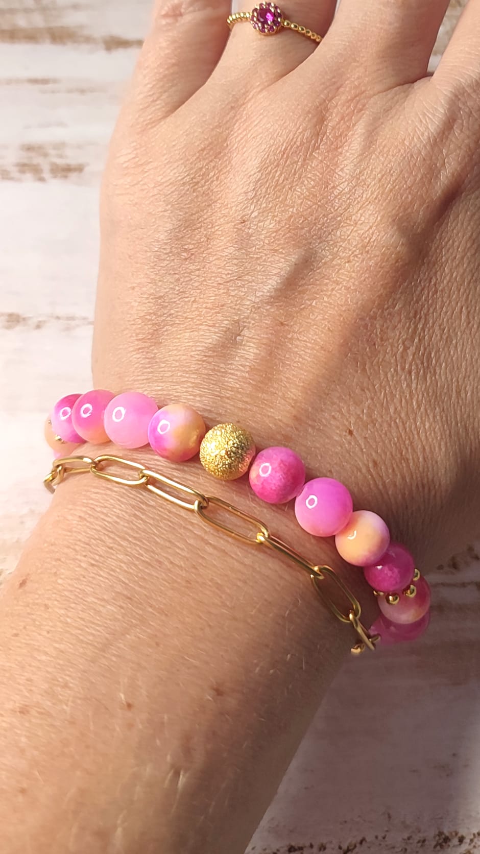 Vista de la pulsera doble en la muñeca, parecen dos pulseras individuales