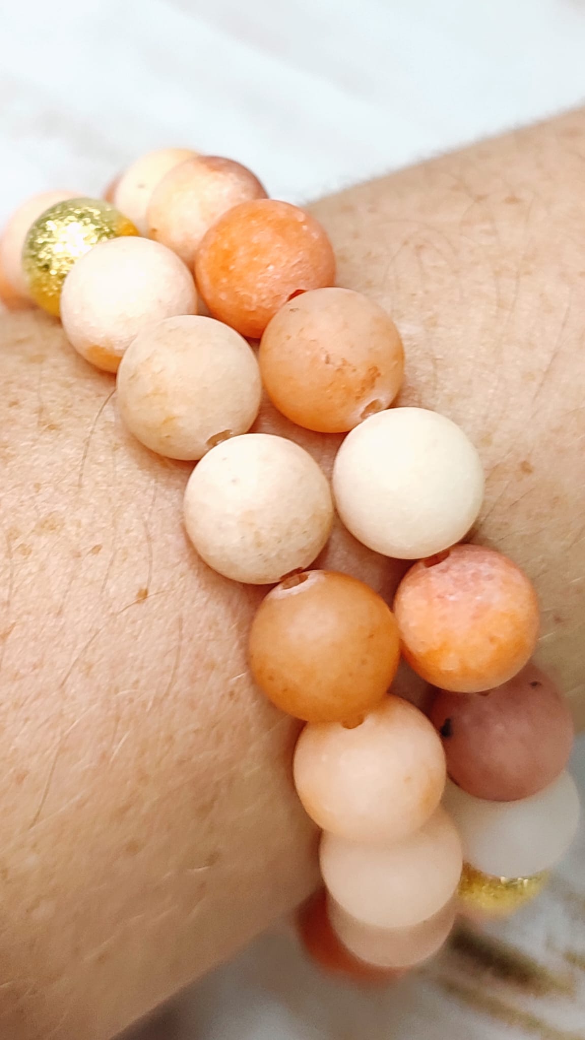 Vista en detalle de dos pulsera puestas en la muñeca
