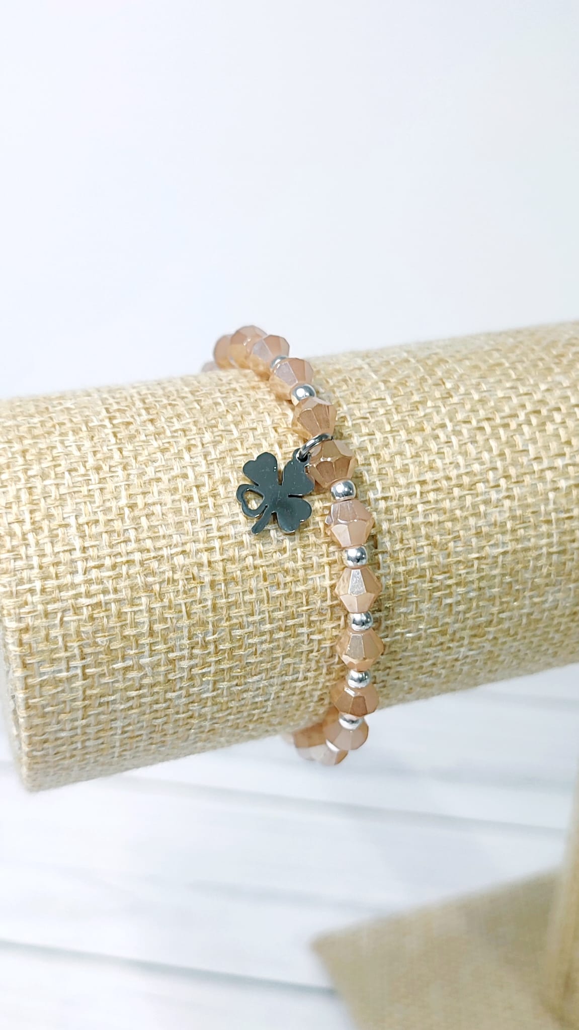 Vista frontal de la pulsera con el trébol en detalle
