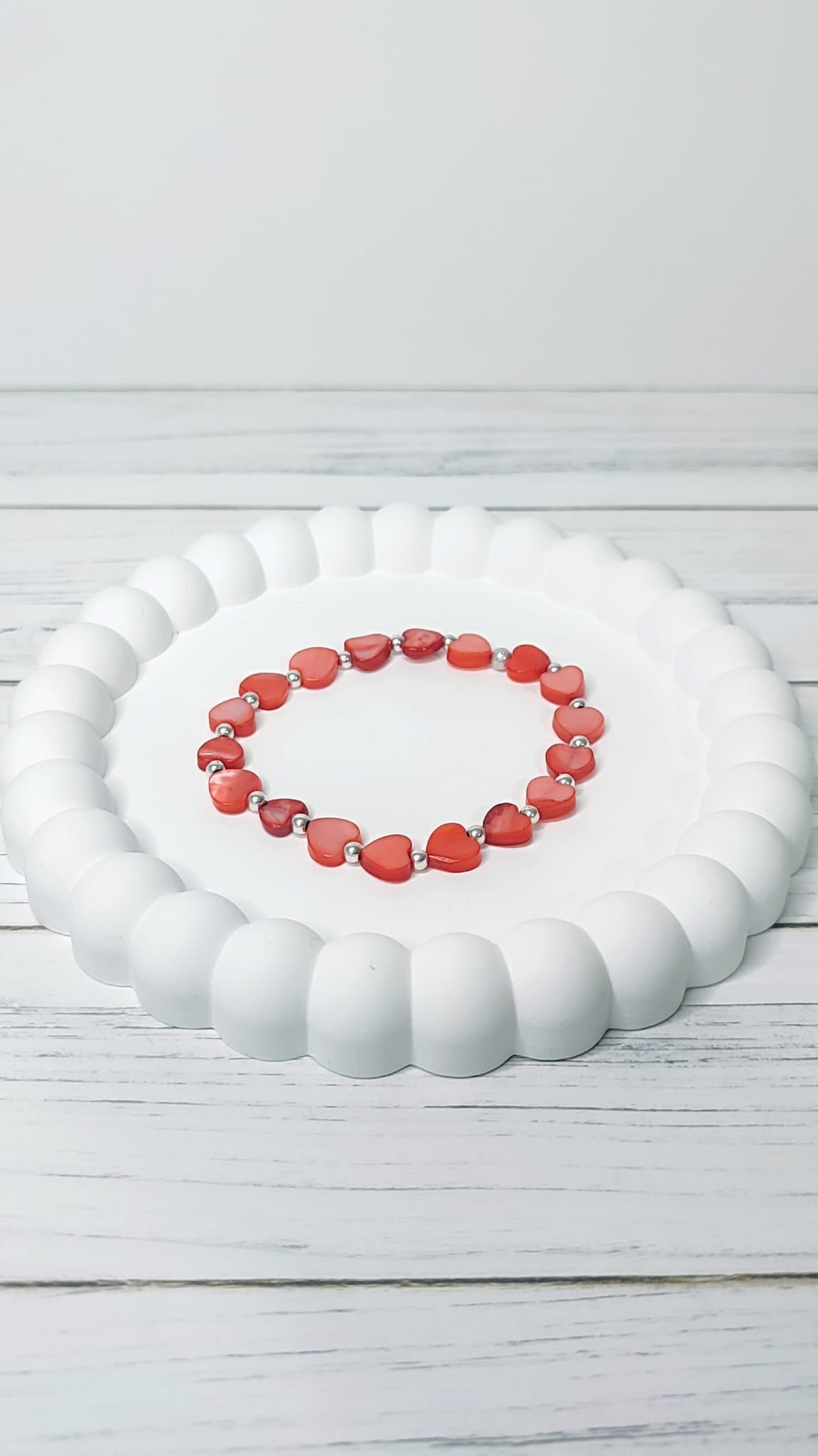 Vista completa de la Pulsera de corazones rojo coral y bolitas plateadas