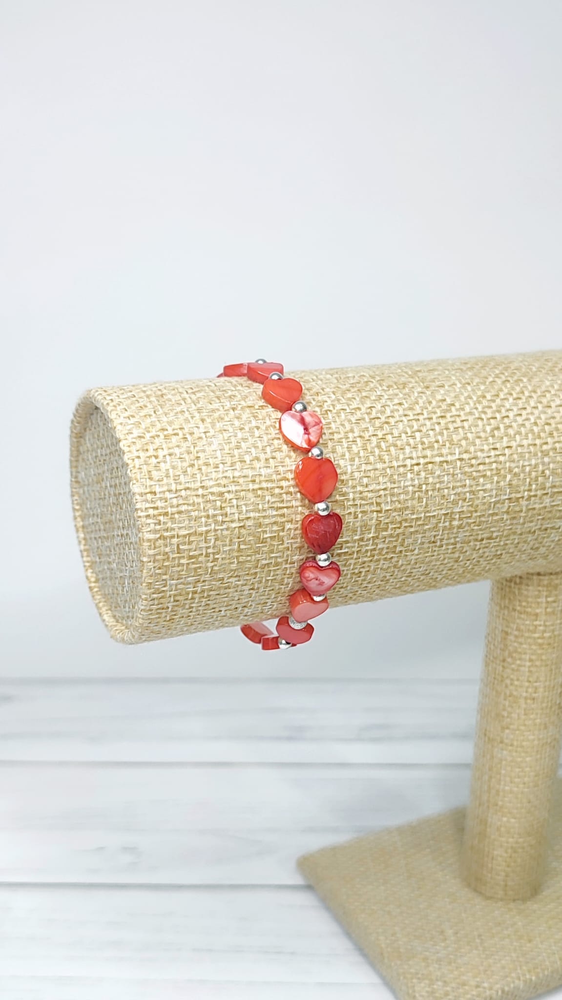 Vista frontal de la Pulsera de corazones rojo coral y bolitas plateadas