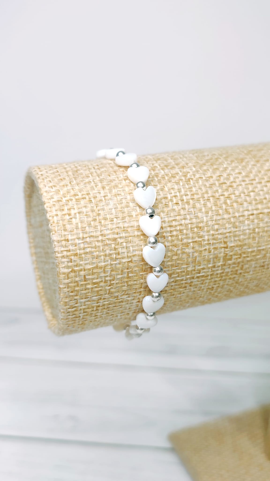 Pulsera de corazones blancos y bolitas plateadas