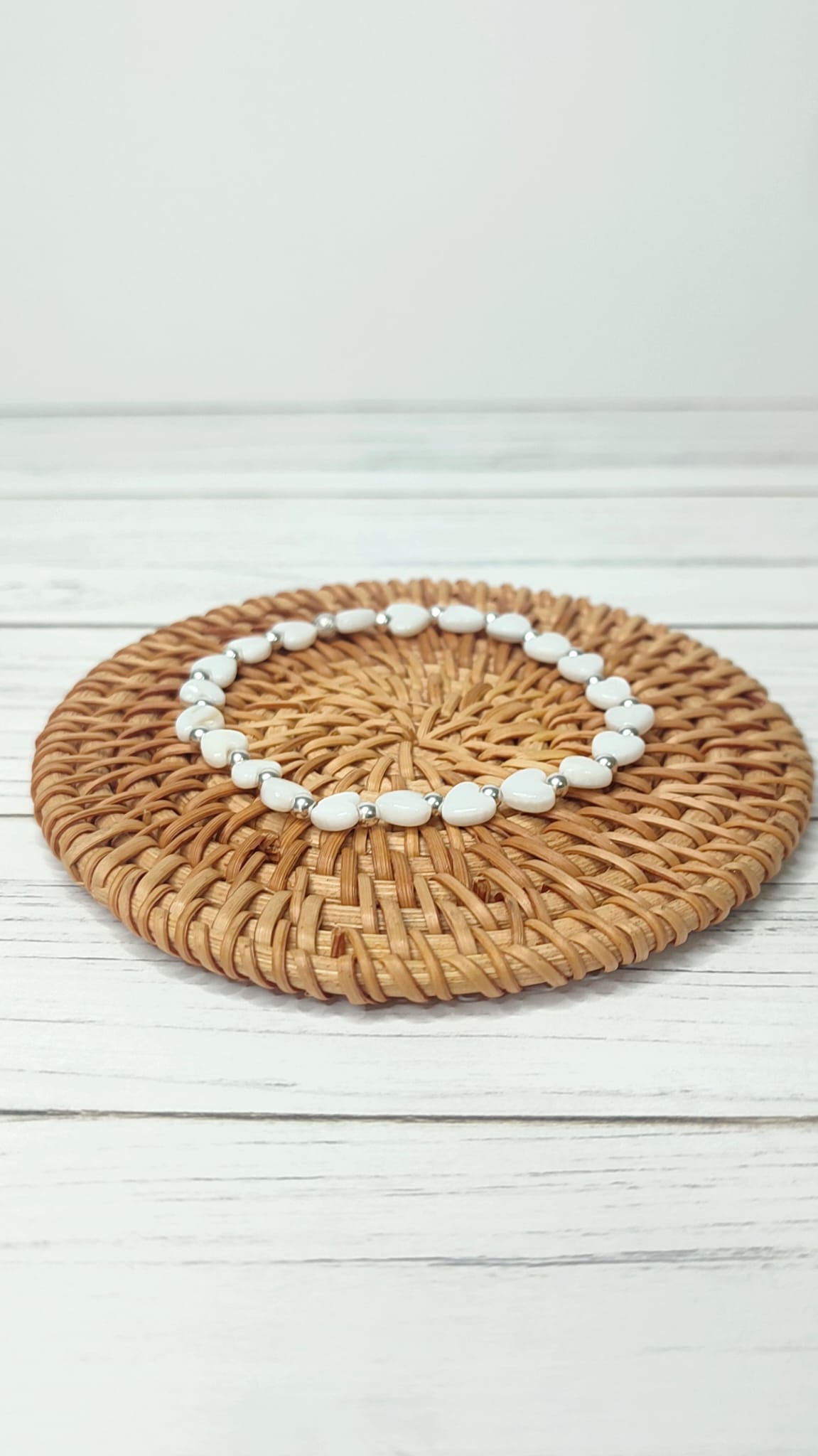 Pulsera de corazones blancos y bolitas plateadas