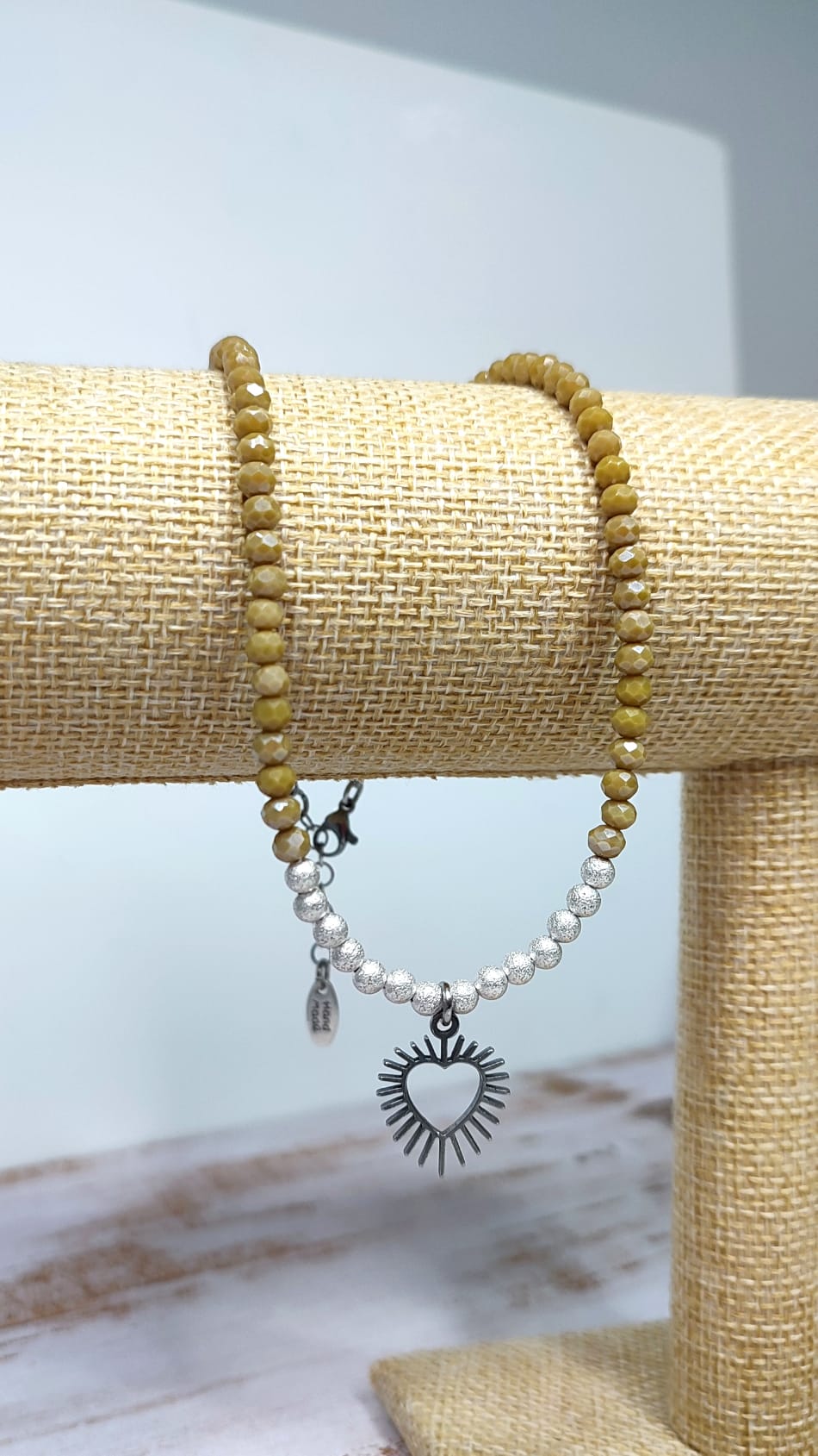 Collar de cuentas de cristal verde oliva, bolitas plateadas mate y corazón de acero