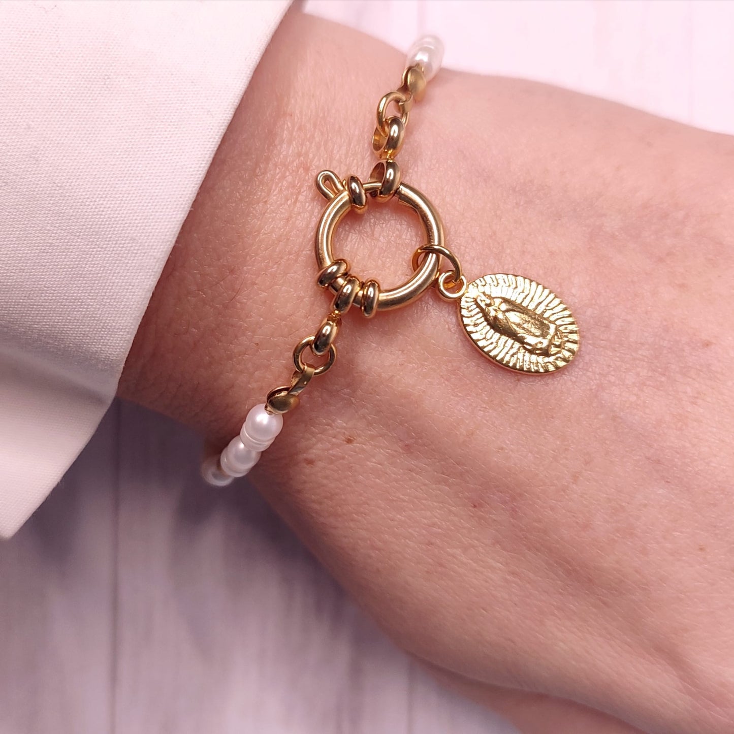 Pulsera de perlas de agua dulce y cierre marinero con la virgen milagrosa, bañada en oro