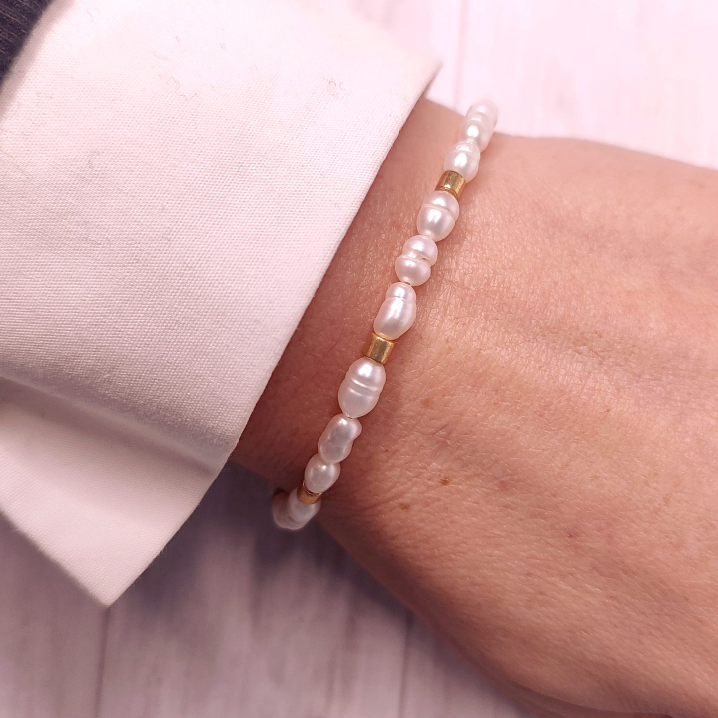 Pulsera de perlas de agua dulce y cierre marinero con la virgen milagrosa, bañada en oro, vista trasera
