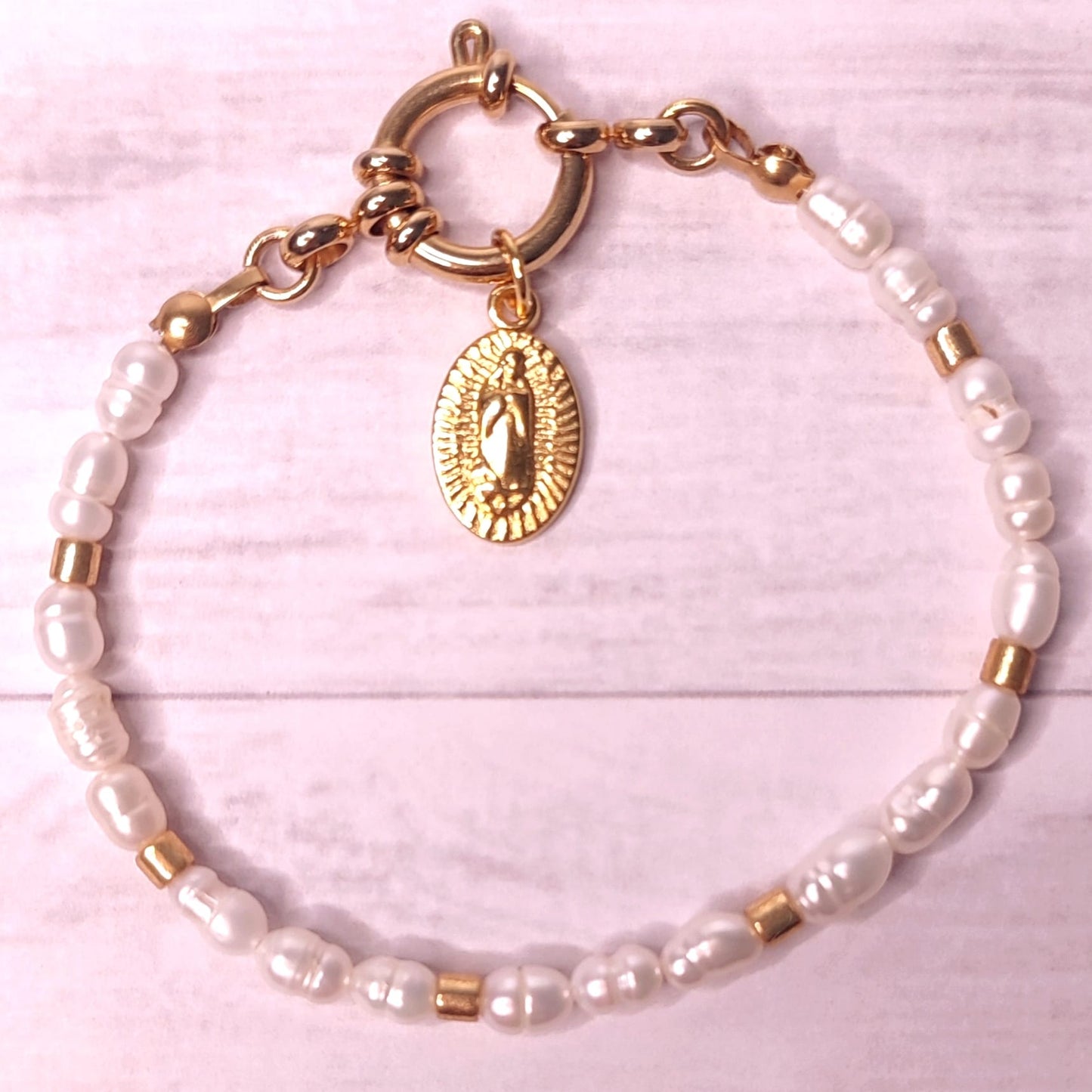 Pulsera de perlas de agua dulce y cierre marinero con la virgen milagrosa, bañada en oro, vista general