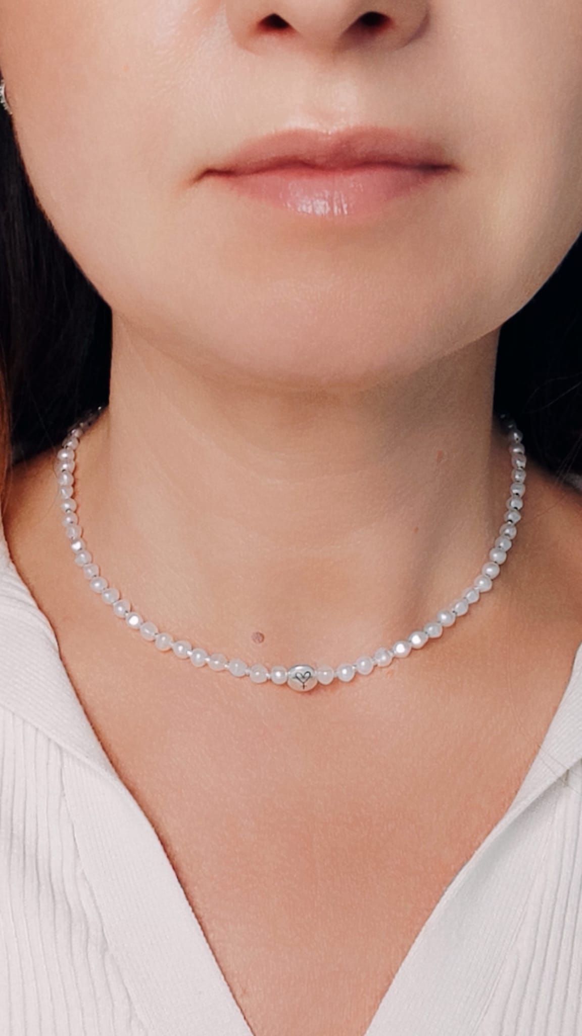 Collar de perlas en escote de mujer