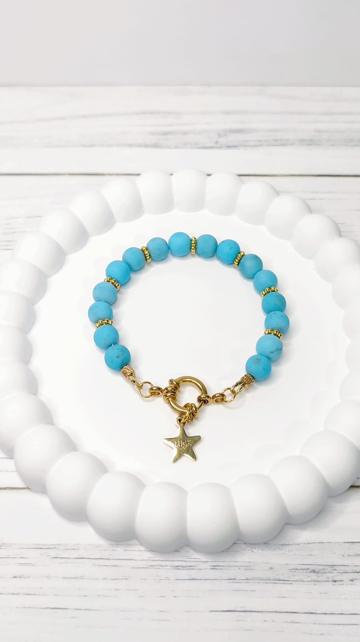 Vista completa de la Pulsera piedra natural turquesa, cierre de acero bañado en oro, Estrella de la suerte,