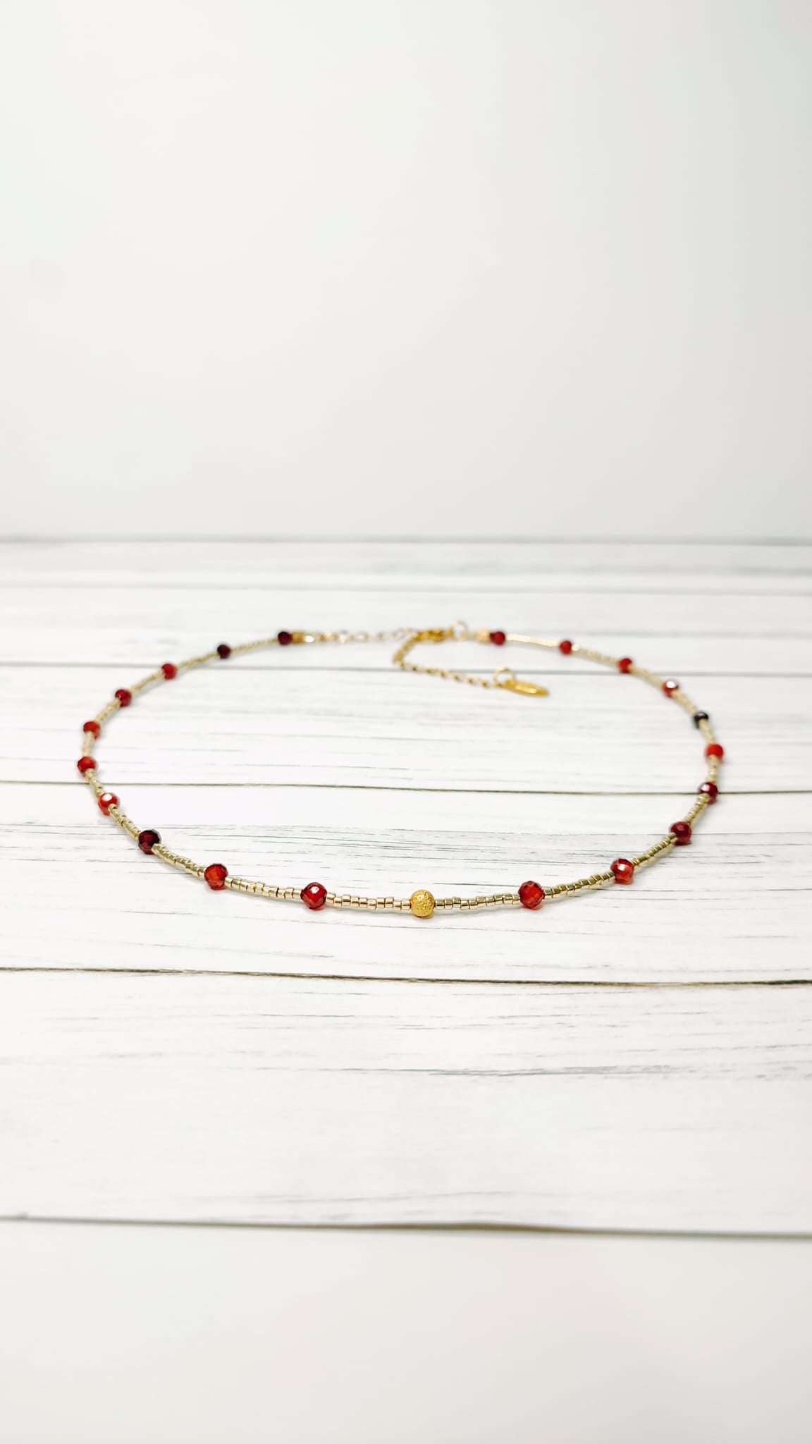 Collar en tonos dorado y rojo cobrizo vista completa