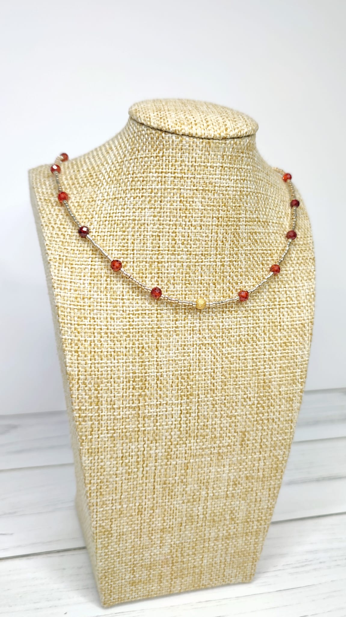 Collar en tonos dorado y rojo cobrizo, parte delantera