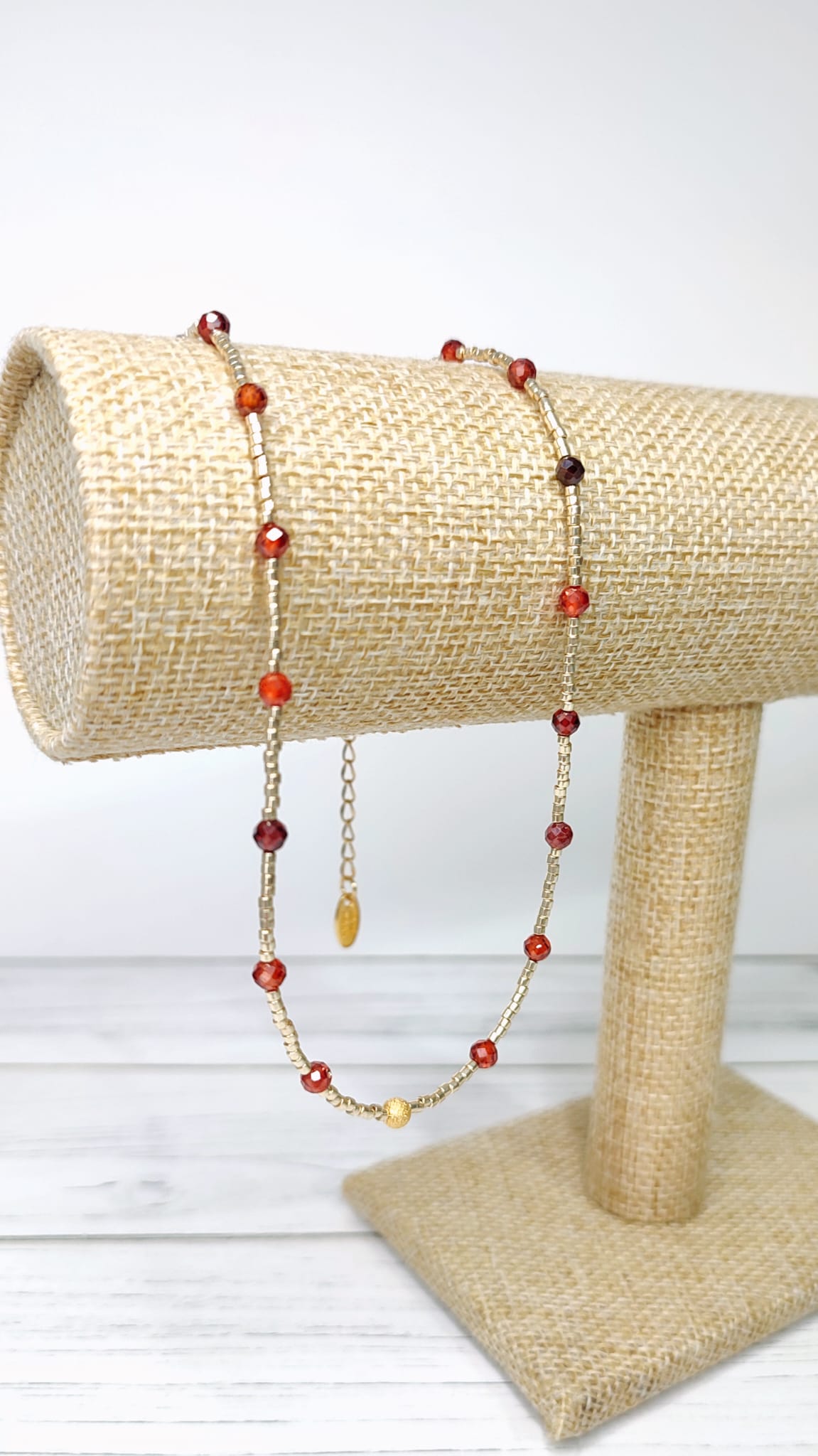 Collar en tonos dorado y rojo cobrizo