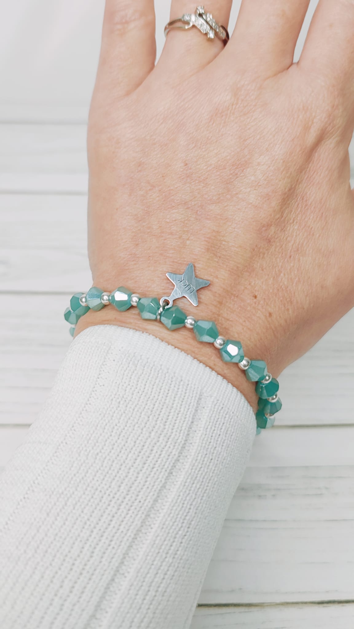 Vista de pulsera puesta en la muñeca