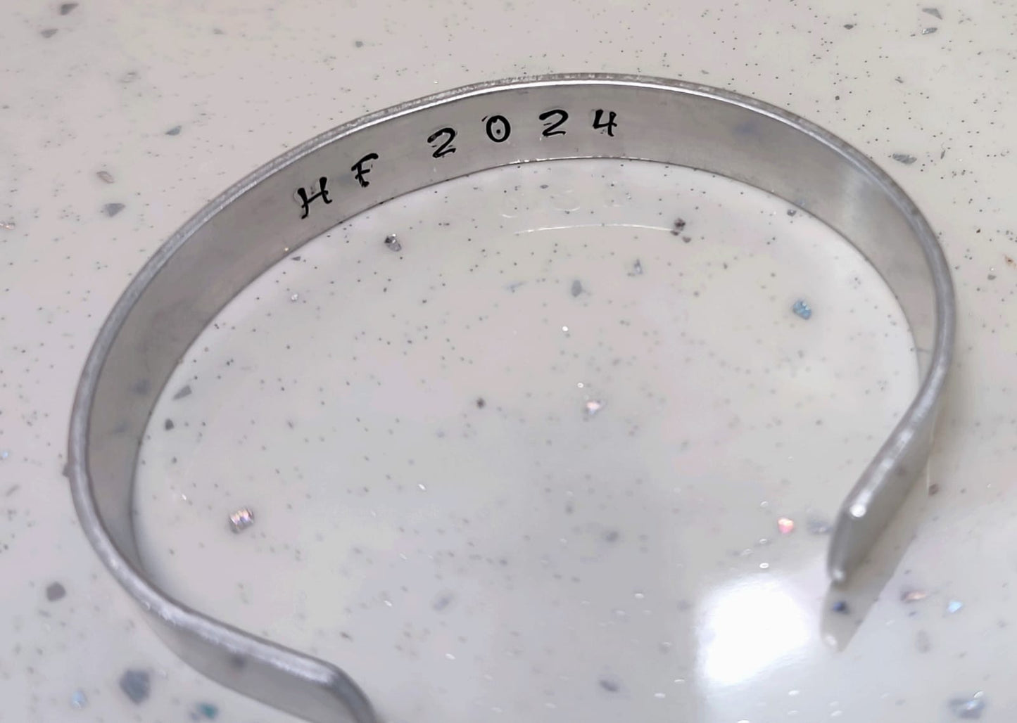 Pulsera plana plateada personalizada