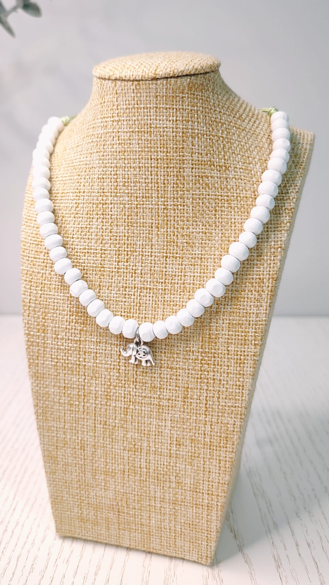 Collar madera blanco
