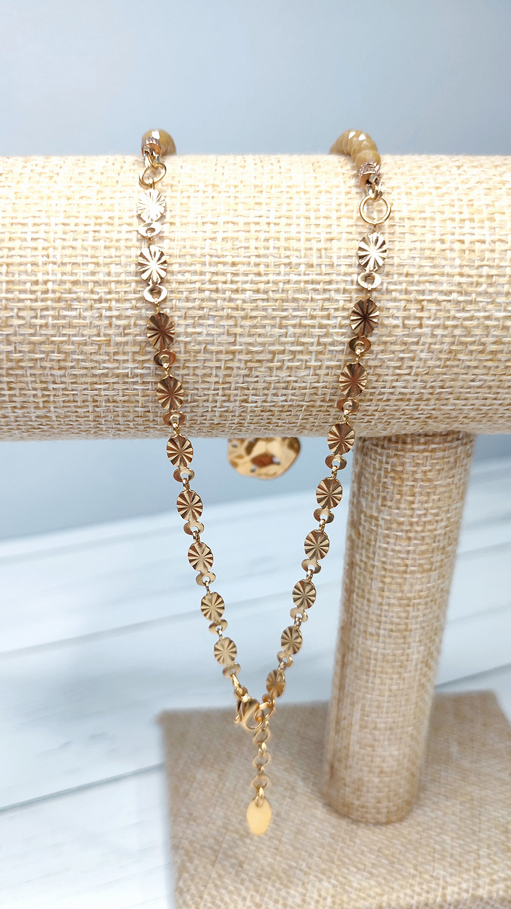 Parte trasera del collar, cadena de acero bañado en oro, con eslabones ovalados y extensión adaptable